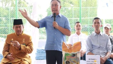 Pemuka gratiskan paket sembako bursa terjangkau tiga kelurahan pada Kobar