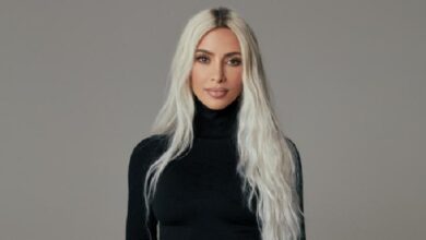 Kim Kardashian Bawa Tim Makeup kemudian Stylist untuk Foto SIM