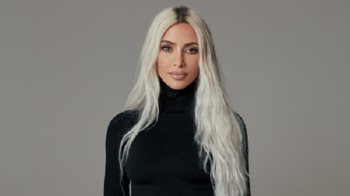 Kim Kardashian Bawa Tim Makeup kemudian Stylist untuk Foto SIM