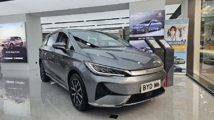 Cek Harga Mobil MPV Listrik BYD M6 di dalam pada GIIAS 2024 tak lama kemudian Spesifikasinya