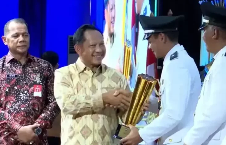Daftar Desa lalu juga Kelurahan Terima Penghargaan Kemendagri