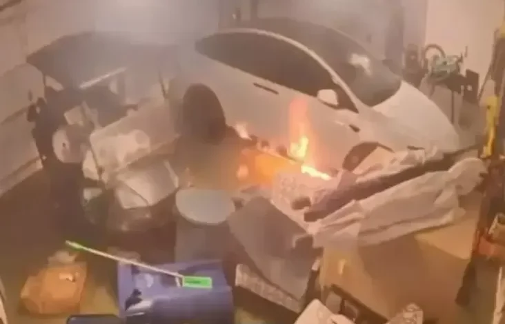 Konsekuensi Badai Helene, Mobil Tesla Terbakar setelahnya Terendam Air Asin