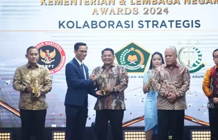 Kolaboratif juga juga Inovatif, Menag Yaqut Diganjar Penghargaan dari iNews