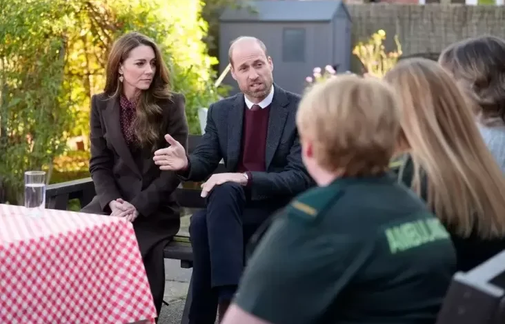 Kunjungan Resmi Pertama Kate Middleton yang tersebut digunakan Mengharukan, Berkumpul Keluarga Korban 3 Anak yang yang dimaksud Terbunuh