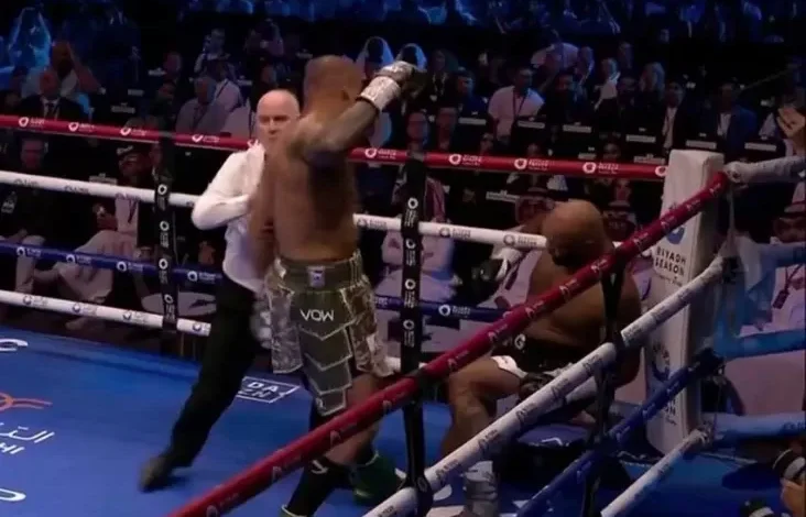 Petinju Inggris Frazer Clarke Patah Tulang Pipi, KO dalam pada Ronde 1 Dihajar Hook Kanan Fabio Wardley