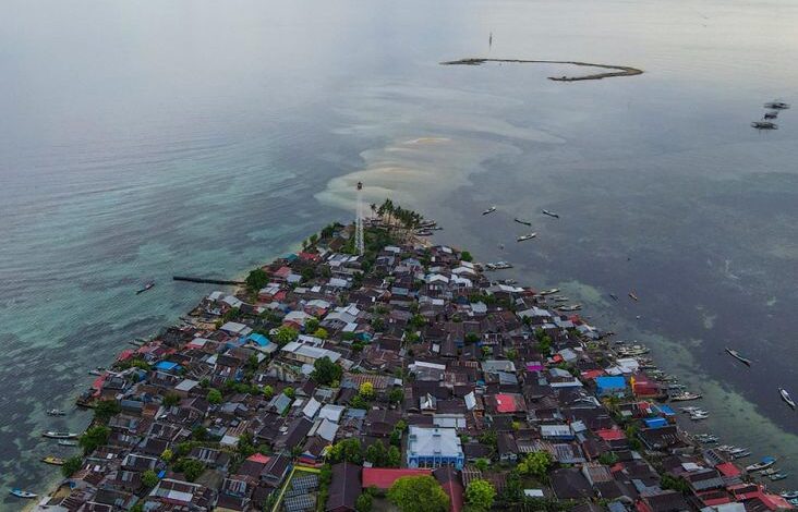 Satu Dekade Jokowi: Menyambung Sinyal hingga ke Pulau Terkecil