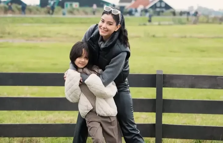 5 Potret Kedekatan Medina Dina juga Gempi, Kompak Liburan Bareng bak Ibu Anak