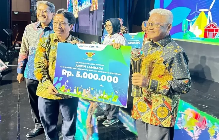 Arifin Lambaga Raih Penghargaan Tokoh Penguraian Standar dari BSN
