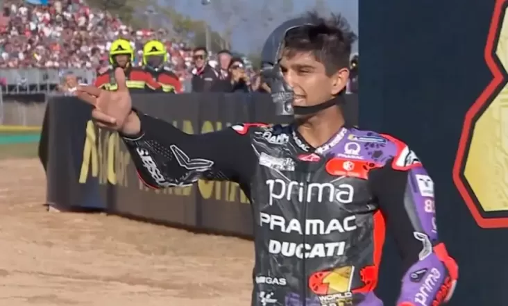 Cosplay Robot Terminator, Jorge Martin Rayakan Gelar Juara MotoGP 2024 di dalam tempat Sirkuit Catalunya
