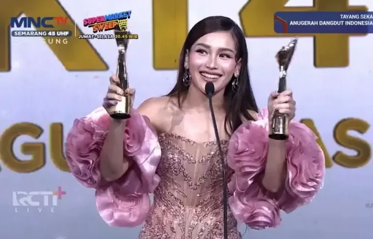 Duet Bareng JKT48, Ayu Ting Ting Raih Penghargaan Kerjasama Dangdut Paling di area di Hati