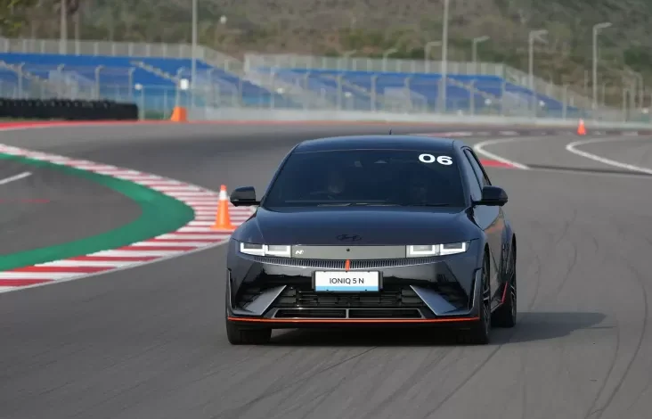 Mobil Listrik Performa Tinggi Hyundai Ioniq 5 N Unjuk Gigi pada pada Sirkuit Mandalika