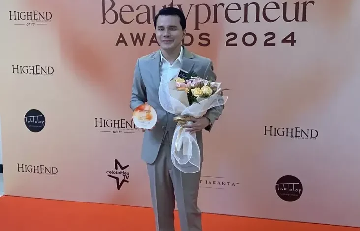 Raih Beautypreneur Awards 2024, Dokter Oky Pratama Ingatkan Signifikans Jaga Penampilan