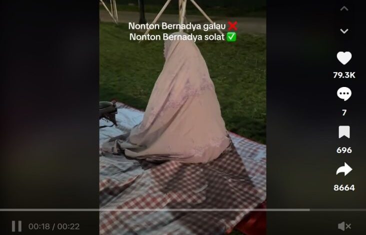 Viral! Wanita Ini adalah adalah Salat di tempat tempat Tengah Konser Bernadya, Netizen: Balance Planet Akhirat Kak