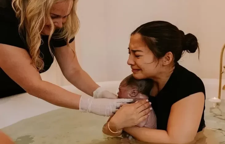 5 Kelebihan Water Birth, Metode Melahirkan yang mana digunakan Bikin Nikita Willy Menangis Bahagia