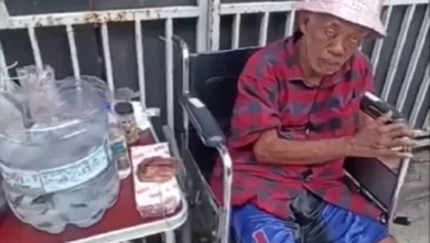 Bikin Sedih, Pak Tarno Jualan Ikan Cupang Sambil Duduk pada Kursi Roda usai Stroke