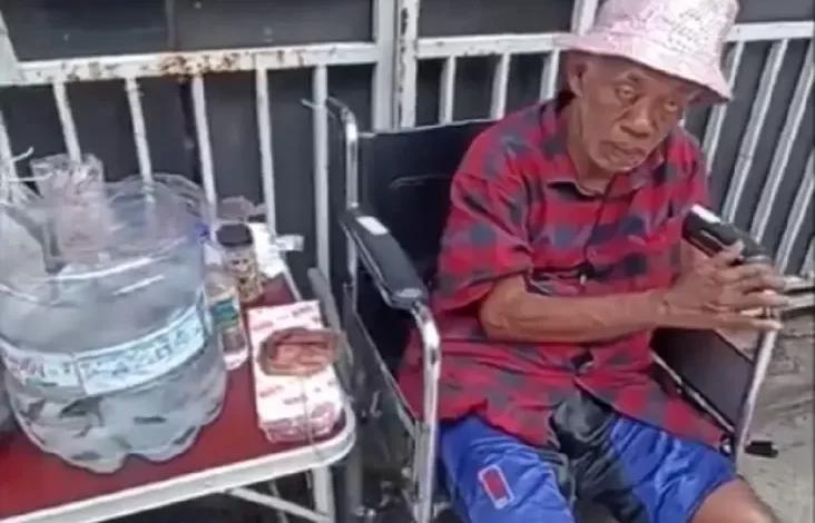 Bikin Sedih, Pak Tarno Jualan Ikan Cupang Sambil Duduk pada Kursi Roda usai Stroke