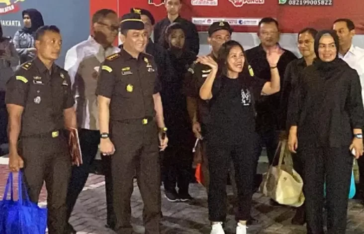 Mary Jane Pulang ke Filipina Bawa Gitar, Buku kemudian Rosario dari Indonesia