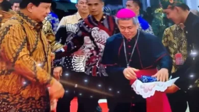 Prabowo Diberikan Kain Bentenan di dalam area Puncak Perayaan Natal Nasional 2024, Hal ini Maknanya