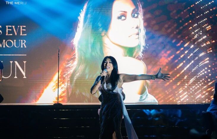 Anggun Hipnotis Fans di area pada Waktu petang Tahun Baru pada area Bali Beach Convention
