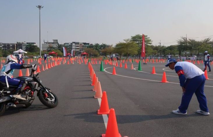 Fauzan Tanaka Juri Kompetisi Internasional Safety Riding Honda di dalam tempat Thailand