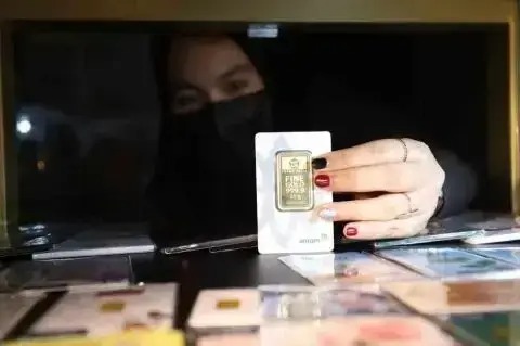Harga Emas Antam Turun Rp12.000 Balik ke Bawah Rp1,6 Juta, Saatnya Beli?