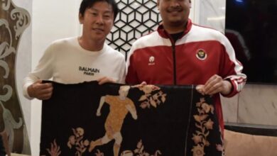 Keharuan Shin Tae-yong Pulang Dikawal Suporter juga Bawa Oleh-oleh Batik