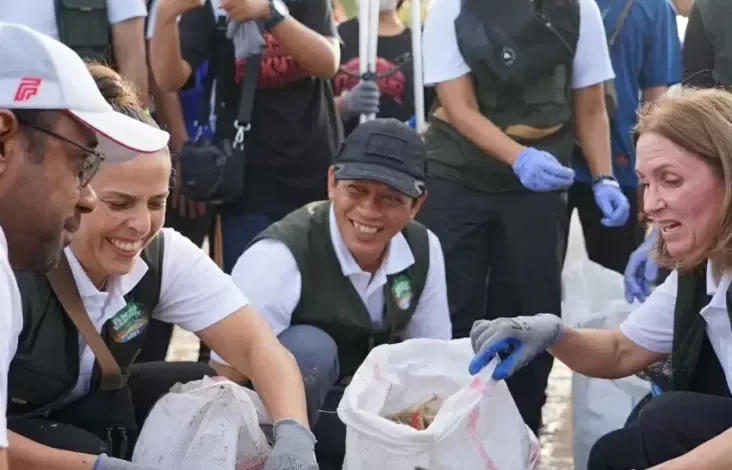 Menteri Hanif Faisol Ajak 8.600 Relawan Bersihkan Sampah Plastik di dalam area Pantai Bali