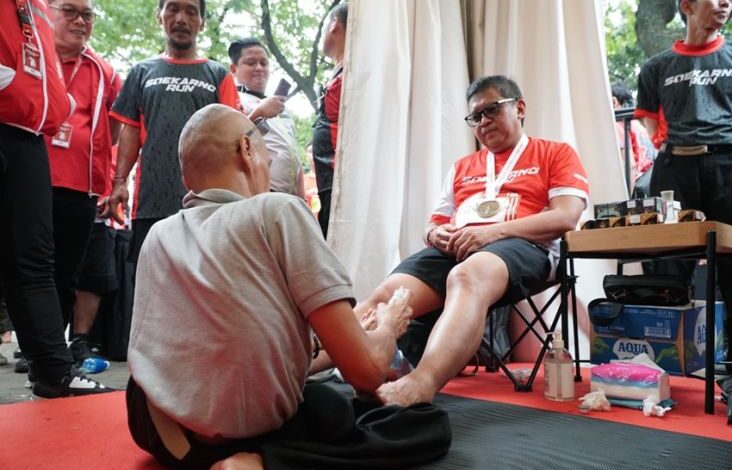 Momen Hasto Nikmati Pijat Refleksi Binaan BMI pada Soekarno Run 2025