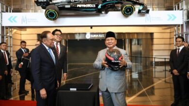 Momen Lucu Pertemuan Prabowo serta juga Anwar Ibrahim: Diberi Hadiah Helm, Tunjuk Mobil F1