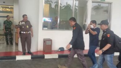 Pakai Masker, Ini adalah adalah Penampakan Eks Ketua Pengadilan Negeri Surabaya ketika Tiba pada Kejagung