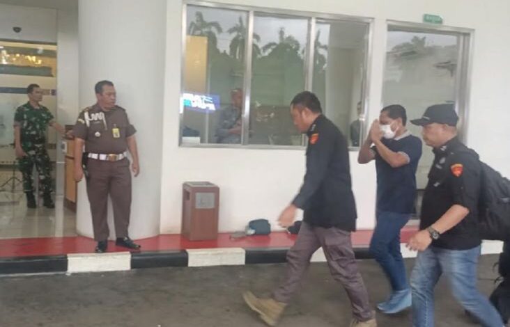 Pakai Masker, Ini adalah adalah Penampakan Eks Ketua Pengadilan Negeri Surabaya ketika Tiba pada Kejagung