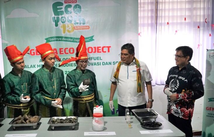 Siswa SMAN 21 Makassar Ubah Limbah Buah Bintaro Menjadi Biofuel pada tempat Kompetisi Toyota Eco Youth
