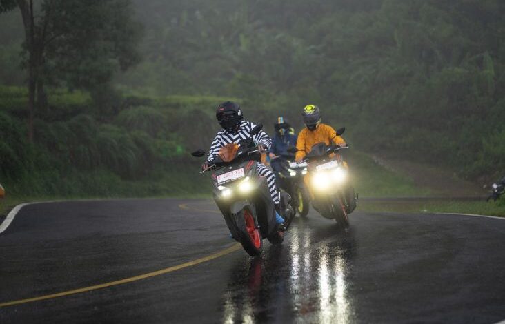 Tegangnya Melibas Jalur Viral Sarebu Kelokan Menggunakan Yamaha Aerox Alpha pada Hujan dan juga Kabut