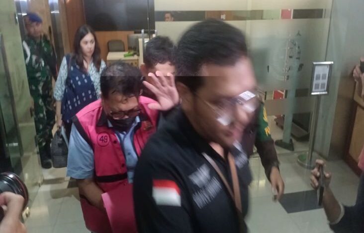 Zarof Ricar Tertunduk kemudian Tutupi Wajah ketika Disinggung Eks Ketua PN Surabaya Diperiksa Kejagung