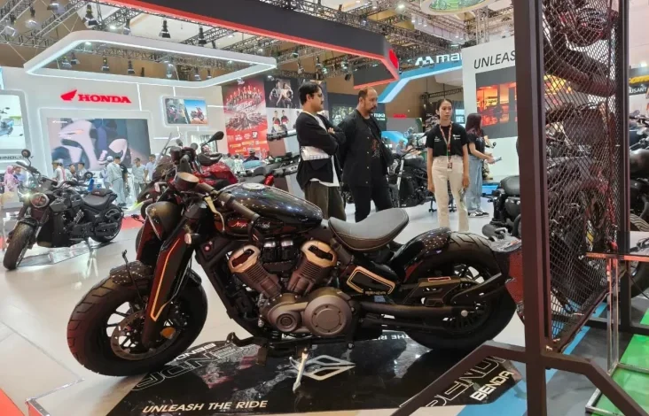 Benelli Pamer Motor 250cc V-Twin ala Harley-Davidson di area tempat IIMS 2025