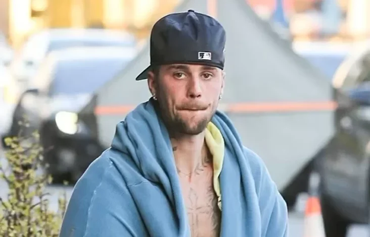 Justin Bieber Keliling Daerah Perkotaan dengan Telanjang Dada, Penampilannya Berantakan