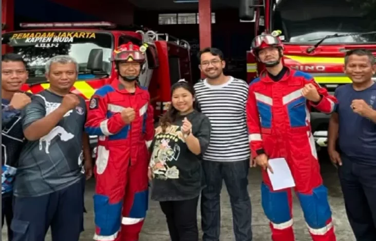 Kiky Saputri Buktikan Kesigapan Petugas Damkar, Minta Bantu Lepas Cincin Jelang Persalinan