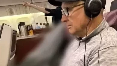 Pasutri Australia Naik Pesawat, tapi Kursi dalam di Sampingnya Diduduki Mayat