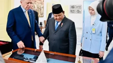 Prabowo Beri Cendera Mata Senapan Serbu Pindad juga Keris ke Erdogan