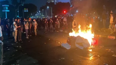 Tolak Bubarkan Diri, Massa Aksi Indonesia Gelap Blokade Jalan Bundaran Air Mancur