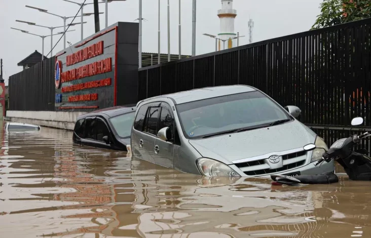8 Hal Ini adalah adalah Bisa Mengurangi Kerusakan Mobil dan juga juga Motor Akibat Banjir