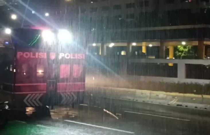 Demo Ricuh Pecah, Polisi Saat Mundur Massa Aksi Tolak UU TNI