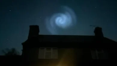 Lingkaran Misterius Terlihat Berputar-putar dalam area Langit Inggris