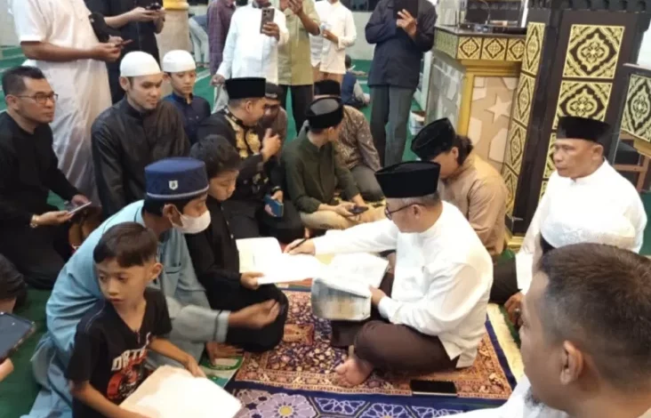 Mendikdasmen Abdul Muti Tarawih Bersama Siswa di dalam di Masjid Al-Falah, Ini adalah adalah Pesannya