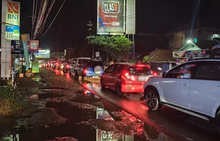 Jalur Gentong Tasikmalaya Arah Bandung Macet, Antrean Kendaraan Capai 10 Kilometer